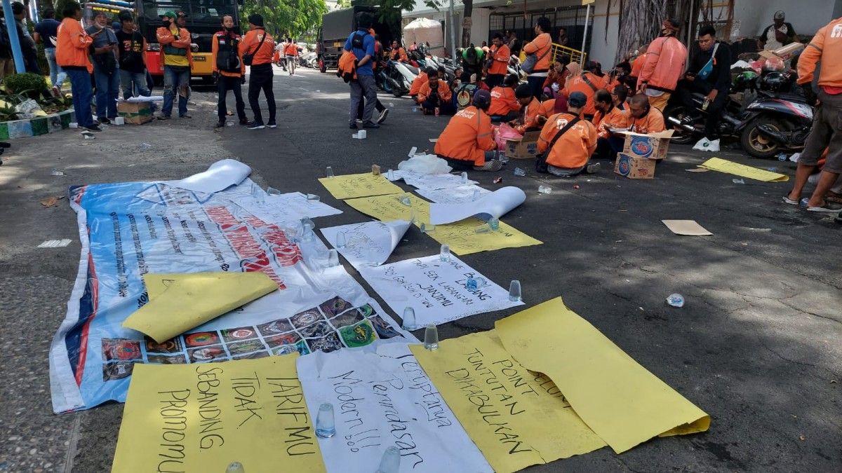 Foto: Geruduk Kantor Surabaya, Ratusan Mitra Shopee Ancam Menginap