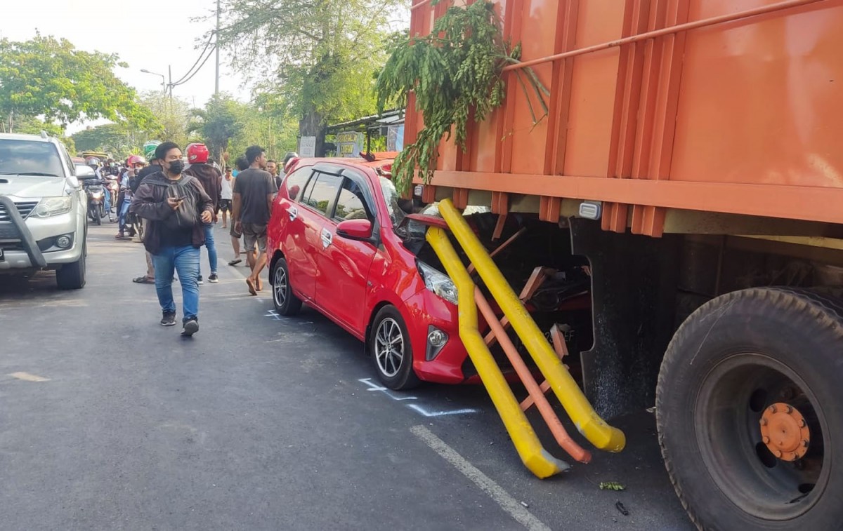 Mobil Calya seruduk truk parkir di Mojokerto (Foto: WhatsApp Grup)