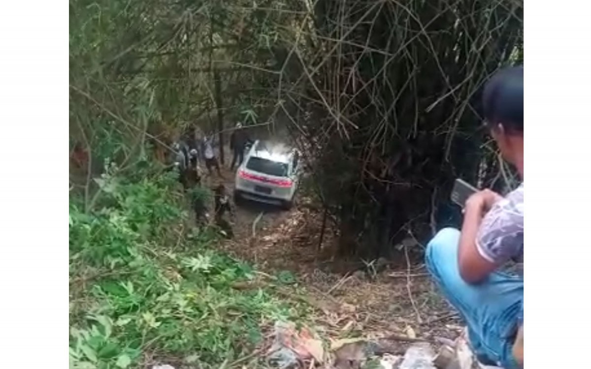 Mobil Honda HRV saat masih berada di dalam jurang di Sampang (Foto: Fathor Rahman/jatimnow.com)