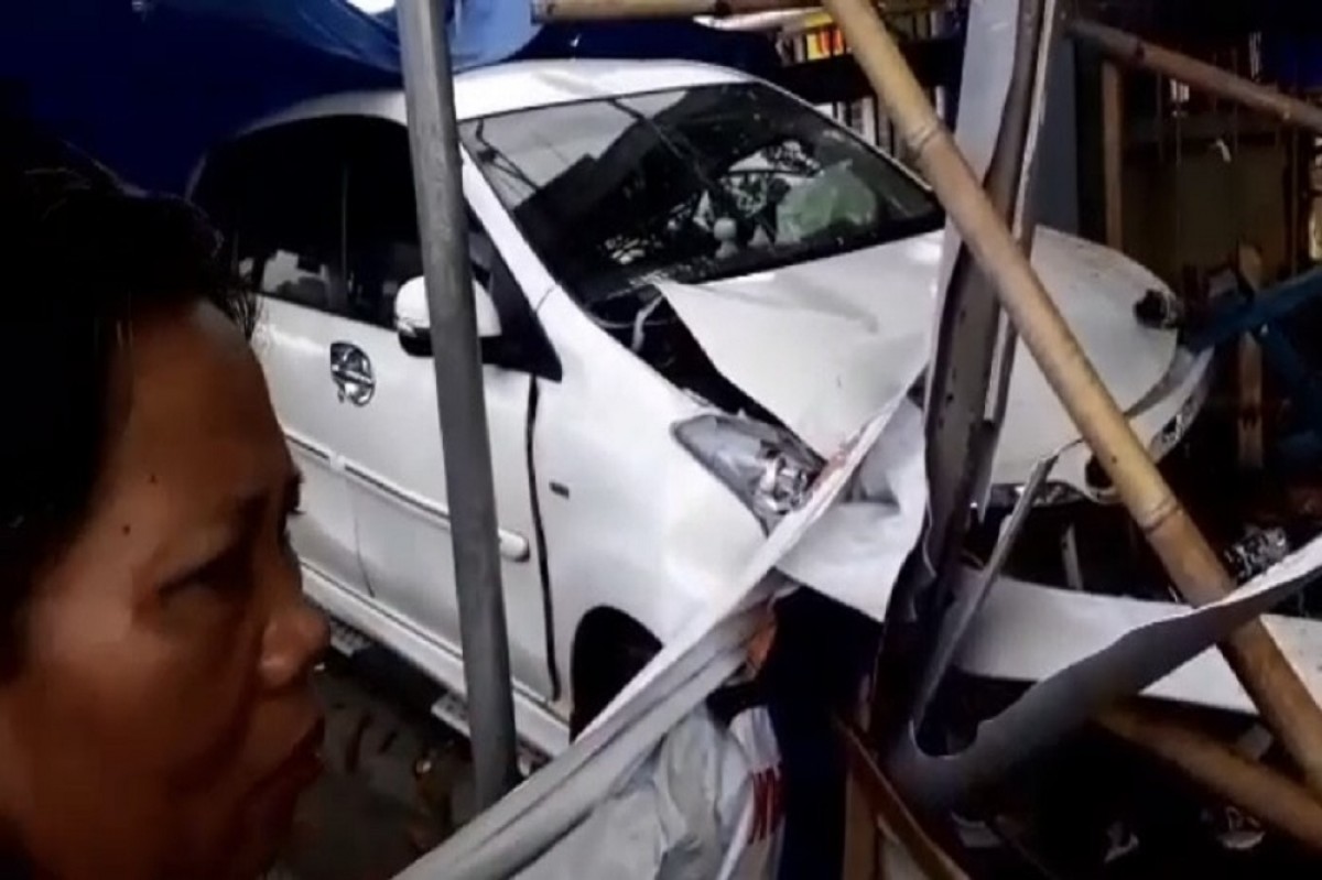 Mobil yang menyeruduk warung kopi milik Bu Lesti di Jember. (Foto:  tangkapan layar grup  WA)