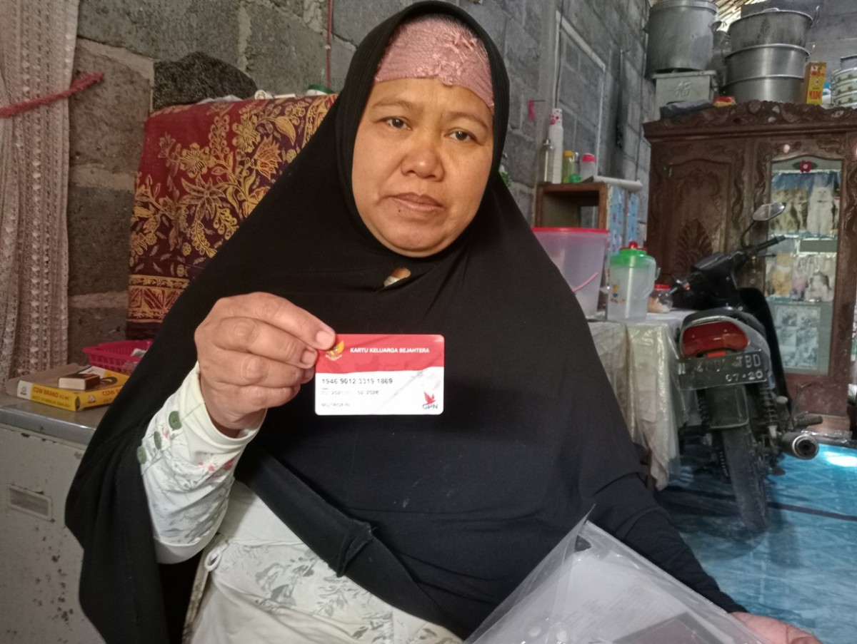 Warga yang namanya muncul di daftar penerima bansos di laman cekbansoskemensos.(Foto: Elok Aprianto)