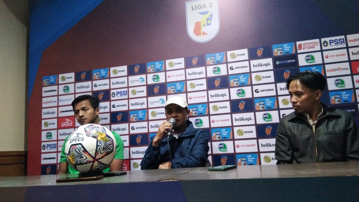 Pelatih Persipa Pati Nazal Mustofa saat konferensi pers di Stadion Surajaya Lamongan.(Foto: Adyad Ammy Iffansah/jatimnow.com)