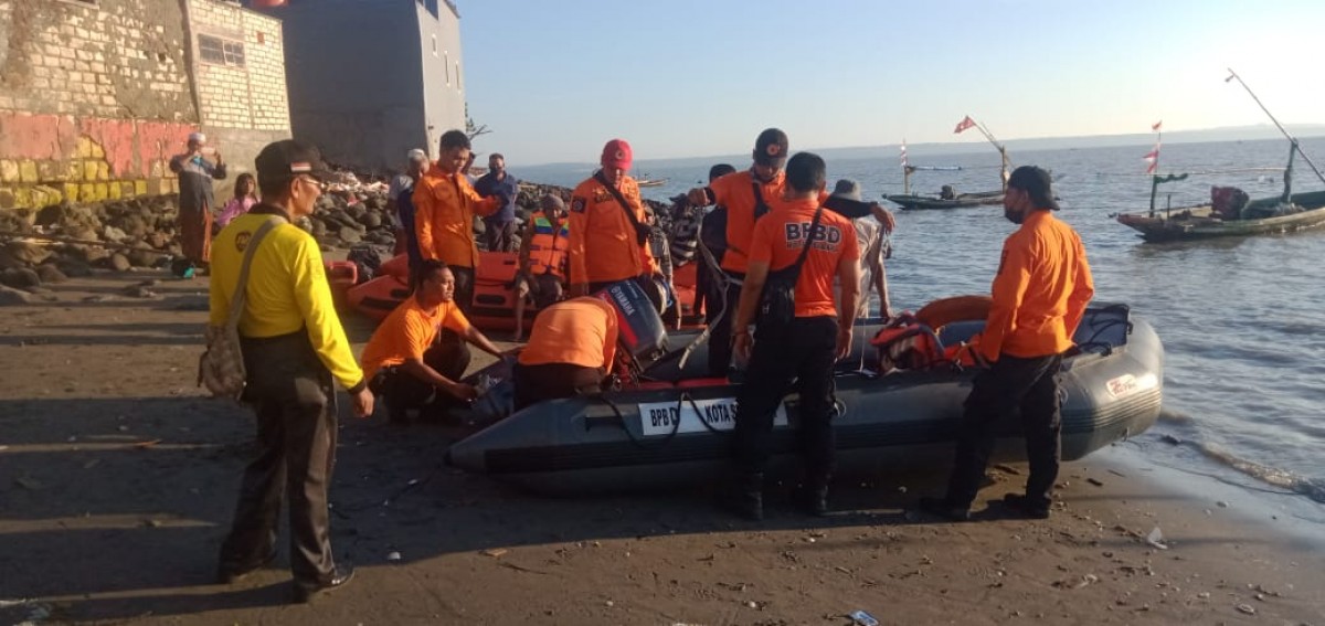 BPBD Surabaya bersama petugas gabungan melakukan pencarian nelayan hilang.(Foto: BPBD Surabaya/jatimnow.com)