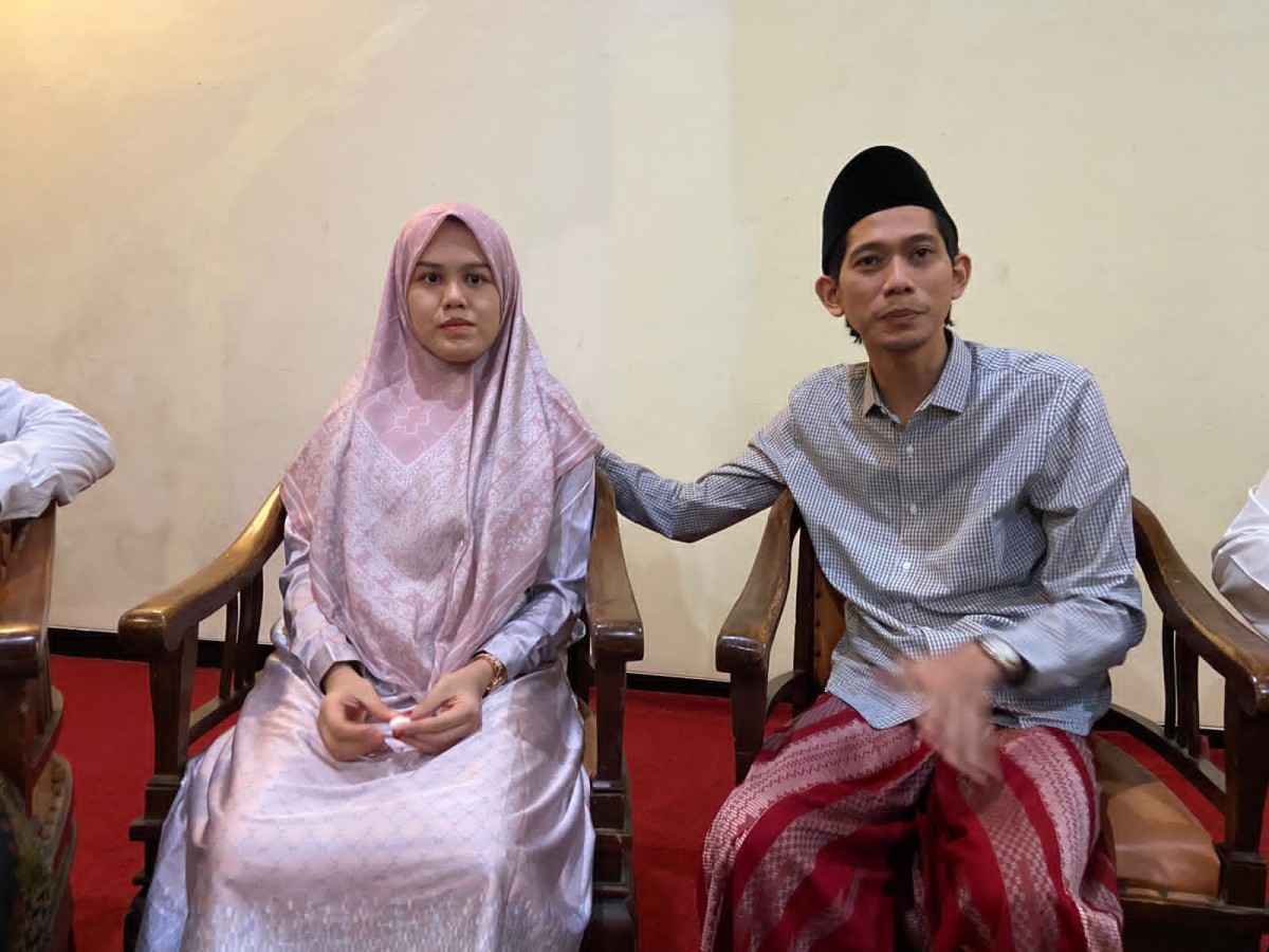 Ning Imaz didampingi suaminya Gus Rifqil usai menerima permintaan maaf Eko Kuntadhi. (Foto: Yanuar Dedy/jatimnow.com)