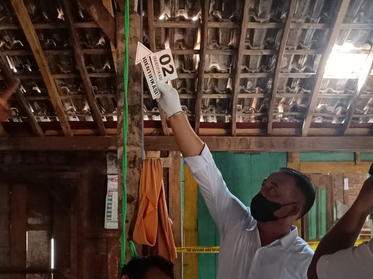 Ditolak Bercinta, Suami Bacok Istri Lalu Bunuh Diri di Ngawi