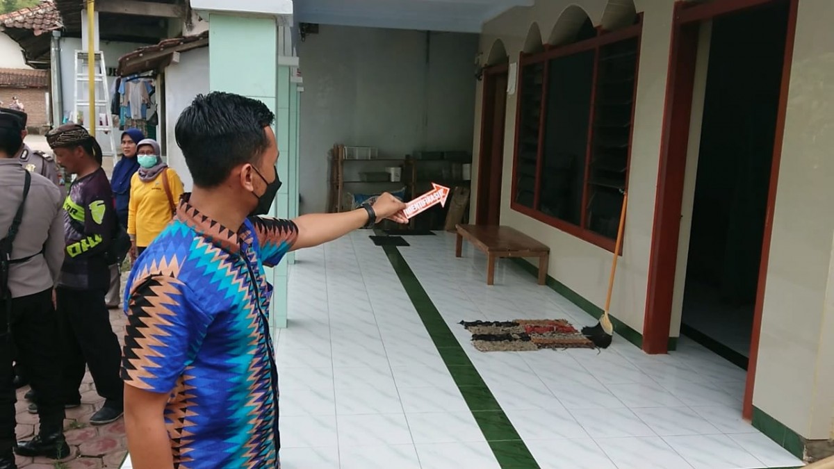 Polisi melakukan olah TKP, warga keracunan usai santap hidangan yasinan di Tulungagung. (Foto: Bramanta Pamungkas/jatimnow.com)