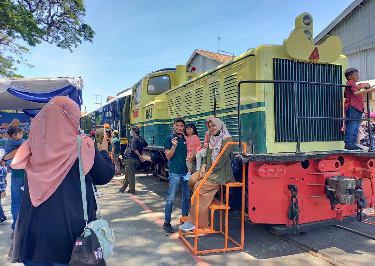 Masyarakat menguunjungo open hous Balai Yasa. (Foto:  Fahrizal Tito/jatimnow.com)