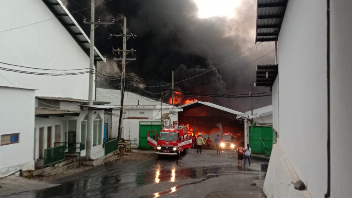 Pabrik kertas di Malang terbakar.(Foto: Darmono for jatimnow.com)