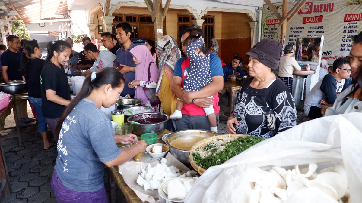 Pecel Punten, kuliner unik di Kota Kediri yang wajib dicoba wisatawan. (Foto: Yanuar Dedy/jatimnow.com)