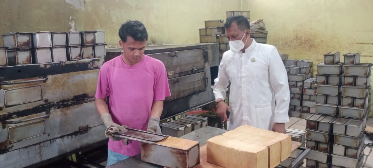 Khamim Tohari bersama karyawannya.(Foto: Galih Rakasiwi)