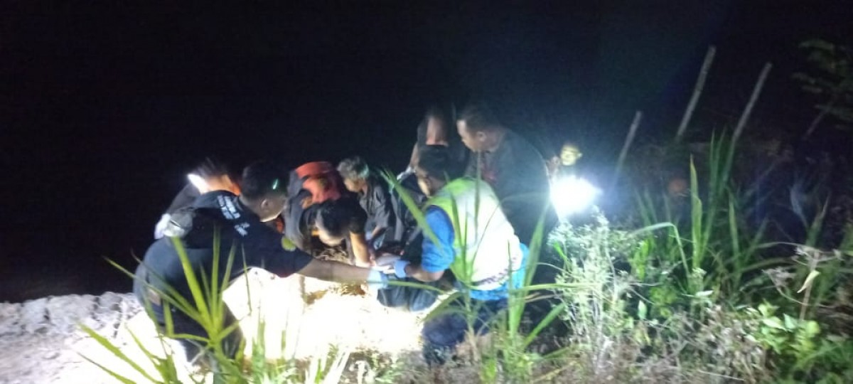 Jasad pelajar korban hilang tenggelam di Sungai Konto, Desa Kayen, Kecamatan Bandarkedungmulyo, saat dievakuasi.(Foto: BPBD Jombang)