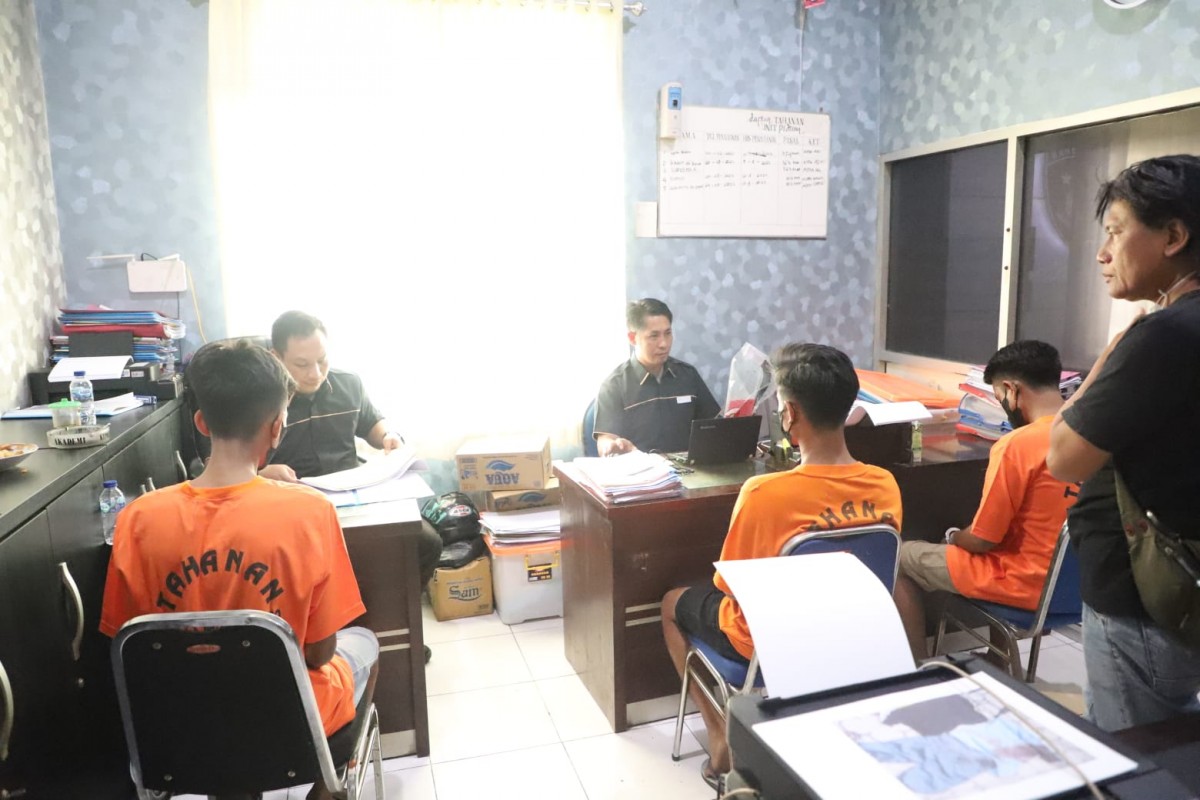 Ketiga terduga pelaku saat diperiksa polisi.(Foto: Satreskrim Polres Mojokerto for jatimnow.com)