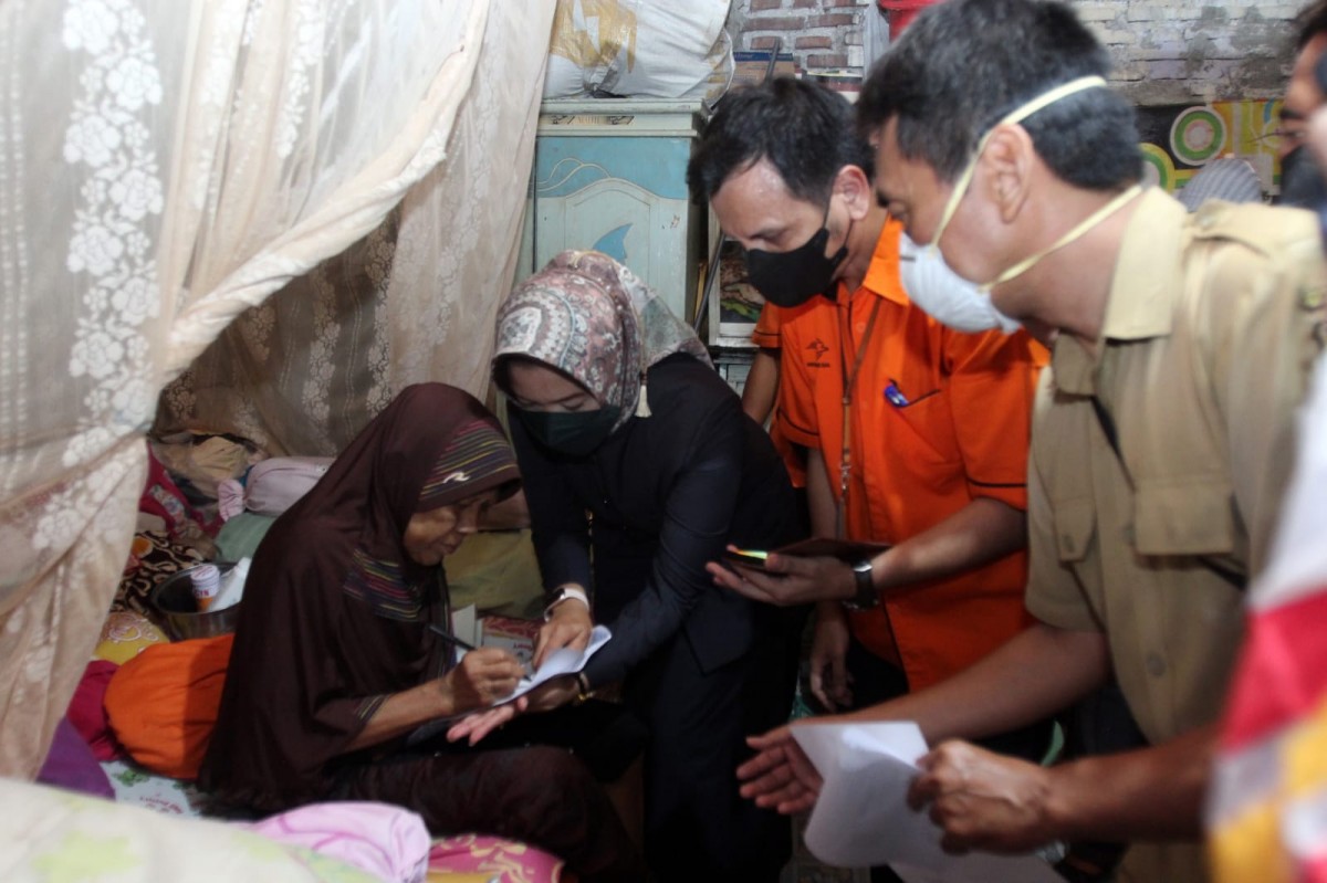 Pembagian BLT di Surabaya.