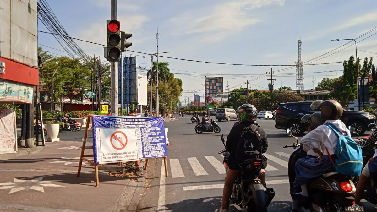 Salah satu pemberitahuan yang dipasang petugas (Zainul Fajar)