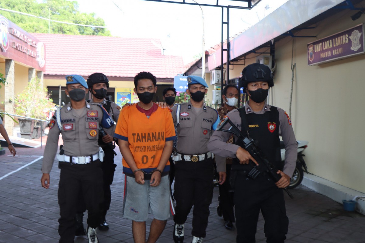 MF digelandang ke Mapolres Ngawi.(Foto: Polres Ngawi)
