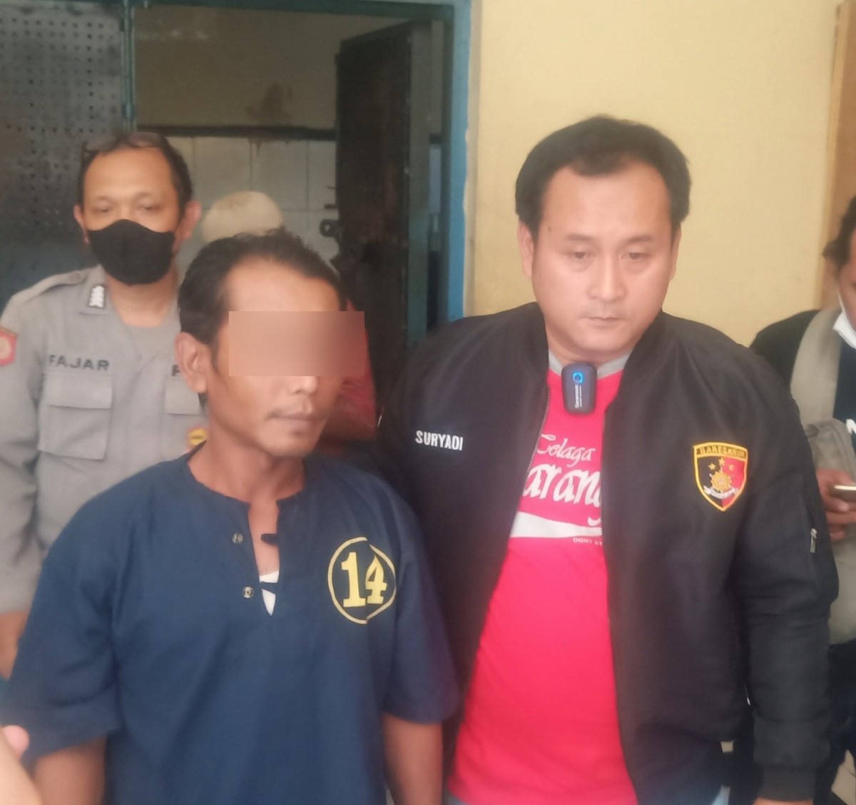 IS, pelaku pemerkosaan saat dikeler polisi di Mapolsek Kenjeran Surabaya.(Foto: Zain Ahmad/jatimnow.com)