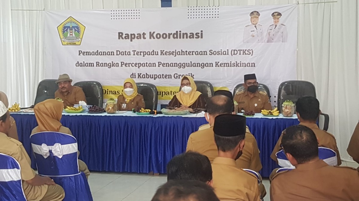 Wabup Gresik saat Rapat Koordinasi Percepatan Penanggulangan Kemiskinan di Balai Desa Sungai Teluk, Kecamatan Sangkapura. (Foto: Humas Pemkab Gresik/jatimnow.com)