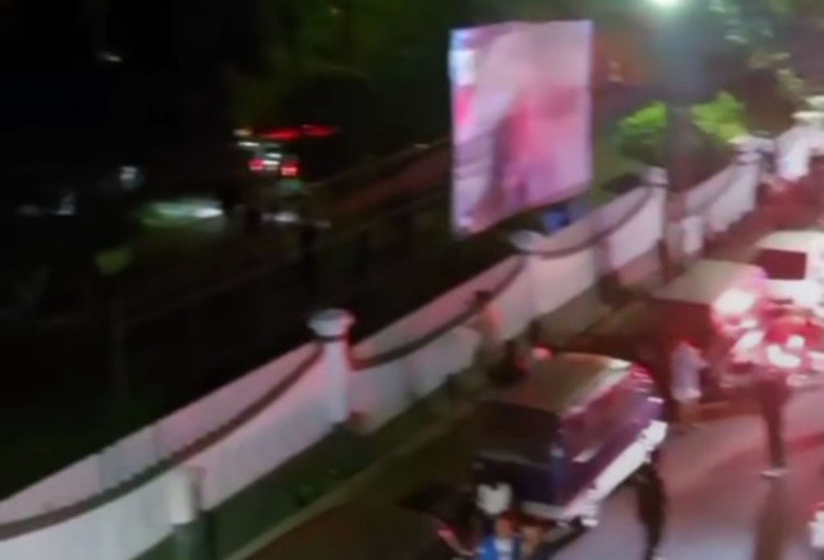 Kepadatan lalu lintas di lokasi pemuda yang sebelumnya diduga hendak bunuh diri di Kota Malang (Foto: Tangkapan layar video viral)