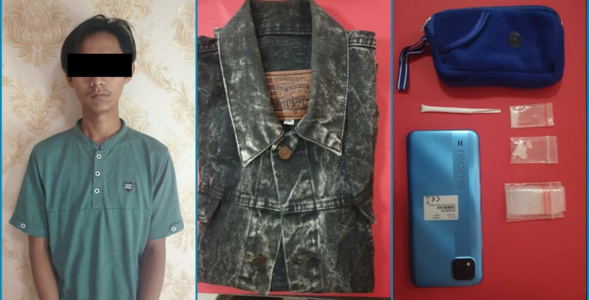 Tersangka penyalahgunaan narkoba saat diamankan di Mapolres Tanjung Perak bersama barang bukti.(Foto: Polres Pelabuhan Tanjung Perak Surabaya/jatimnow.com)