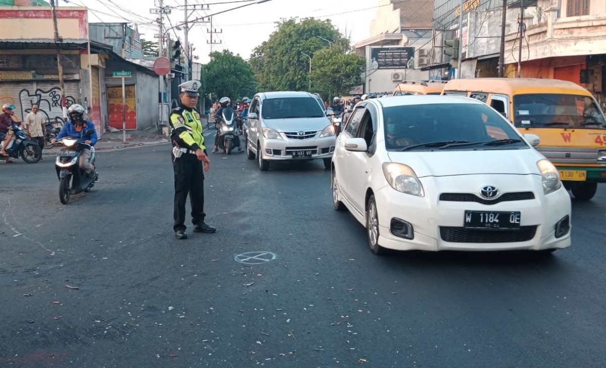 TKP pemuda tabrak truk tangki di Simpang Empat Jalan Raya KH Mukmin, Sidoarjo. (Foto: Unit Gakkum Polresta Sidoarjo for jatimnow.com)