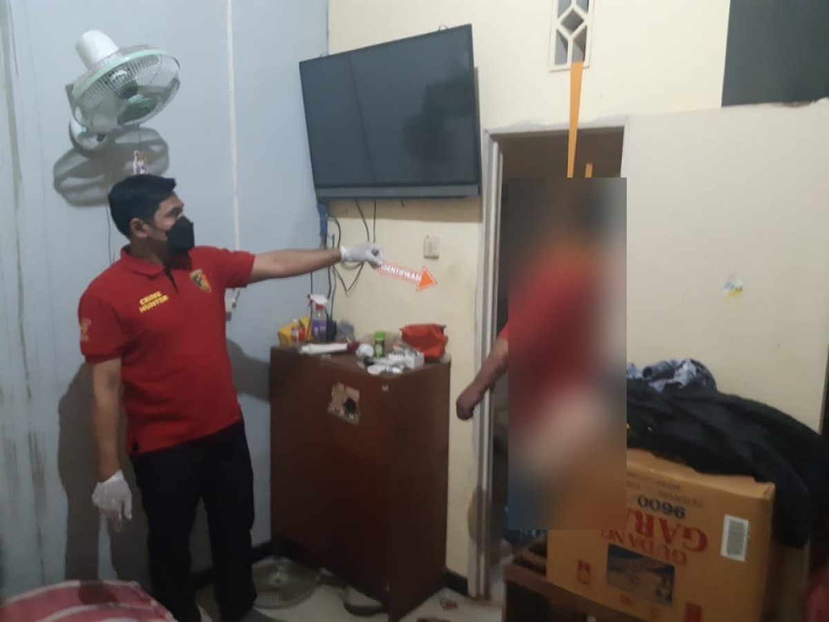 Polsek Rungkut bersama Tim Inafis Polrestabes Surabaya saat menggelar olah TKP.(Foto: Polsek Rungkut for jatimnow.com)