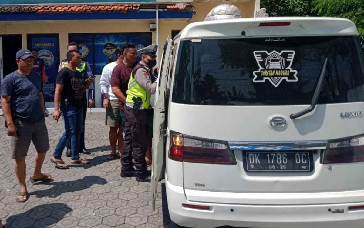 Polisi melakukan pemeriksaan mobil tersangka pembobol toko yang tertangkap di Bangkalan. (Foto: Polres Sumenep for jatimnow.com)