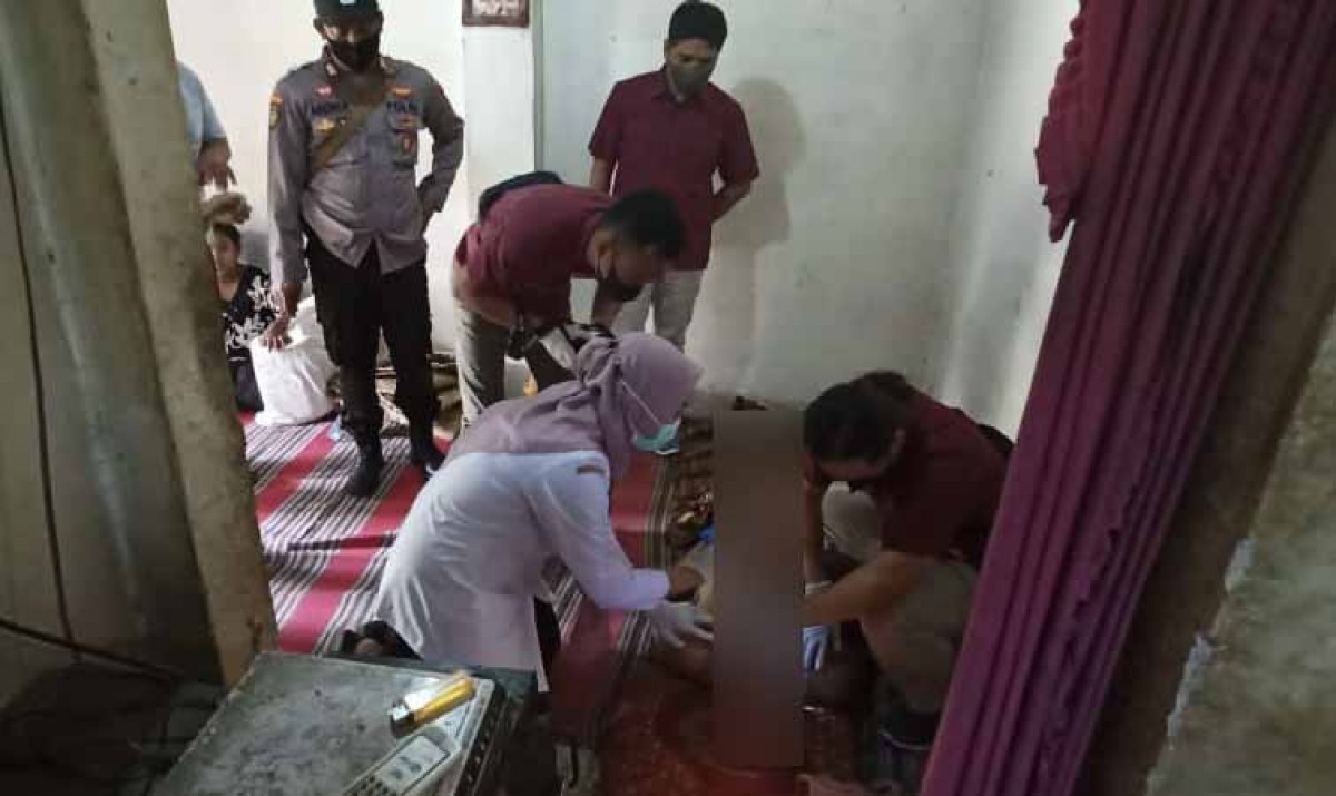 Polisi memeriksa kondisi korban. (Foto: Humas Polsek Kepung for jatimnow.com)