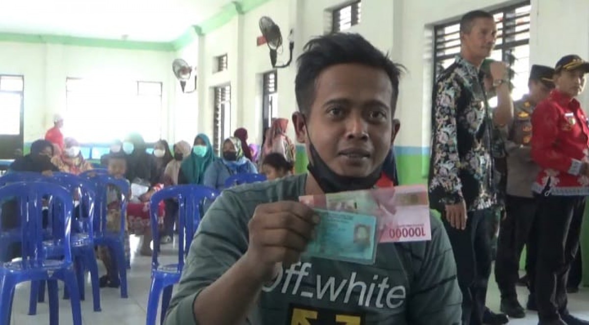 Pembagian BLT BBM di Desa Johowinong, Kecamatan Mojoagung, Jombang.(Foto: Elok Aprianto/jatimnow.com)