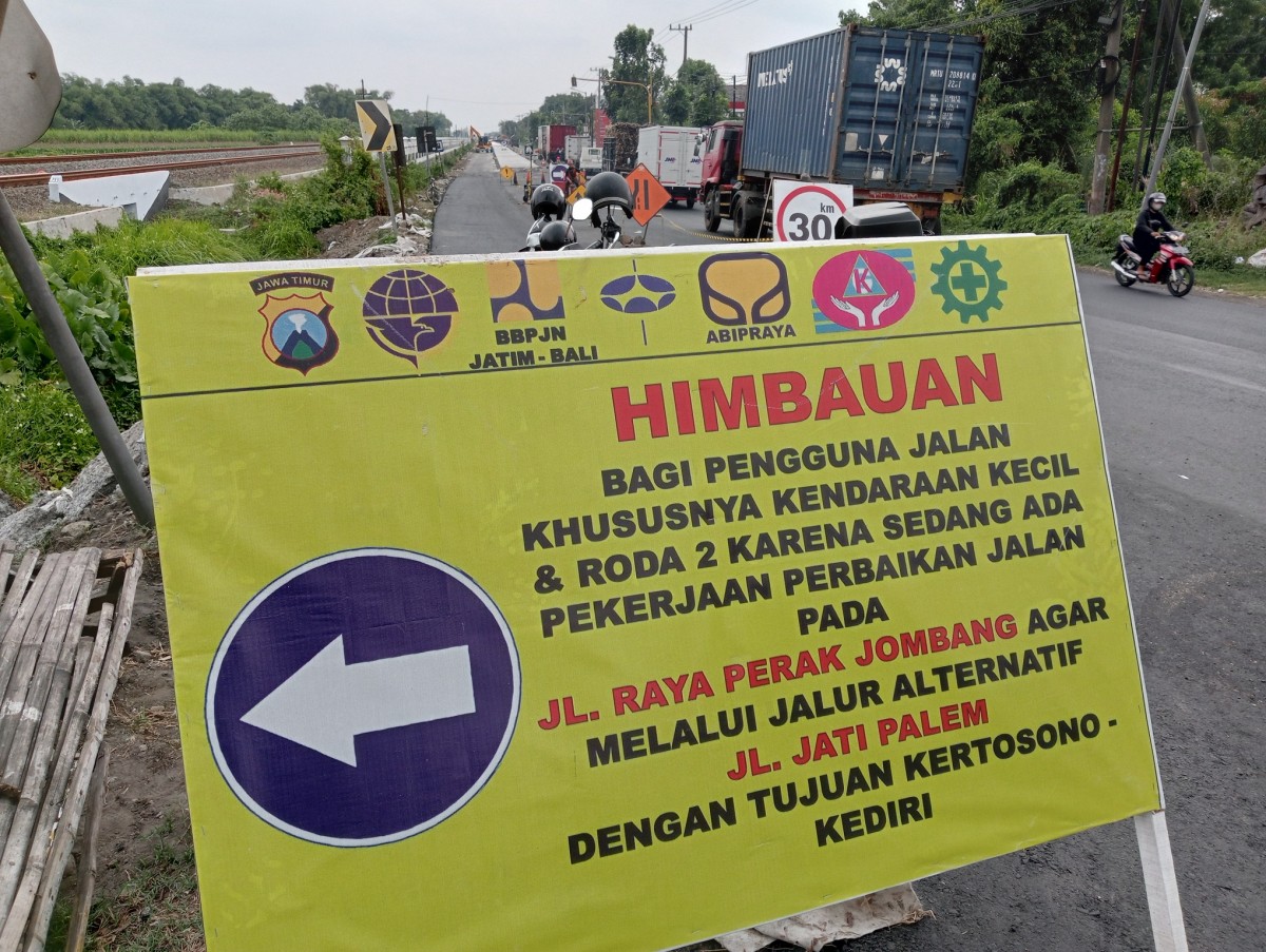 Papan imbauan di Jalan Nasional Surabaya-Nganjuk yang sedang dalam perbaikan.(Foto: Elok Apriyanto/jatimnow.com)