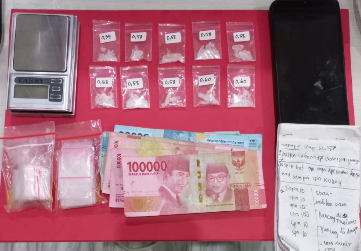 Barang bukti yang disita dari rumah pengedar narkoba (Foto-foto: Satresnarkoba Polrestabes Surabaya)