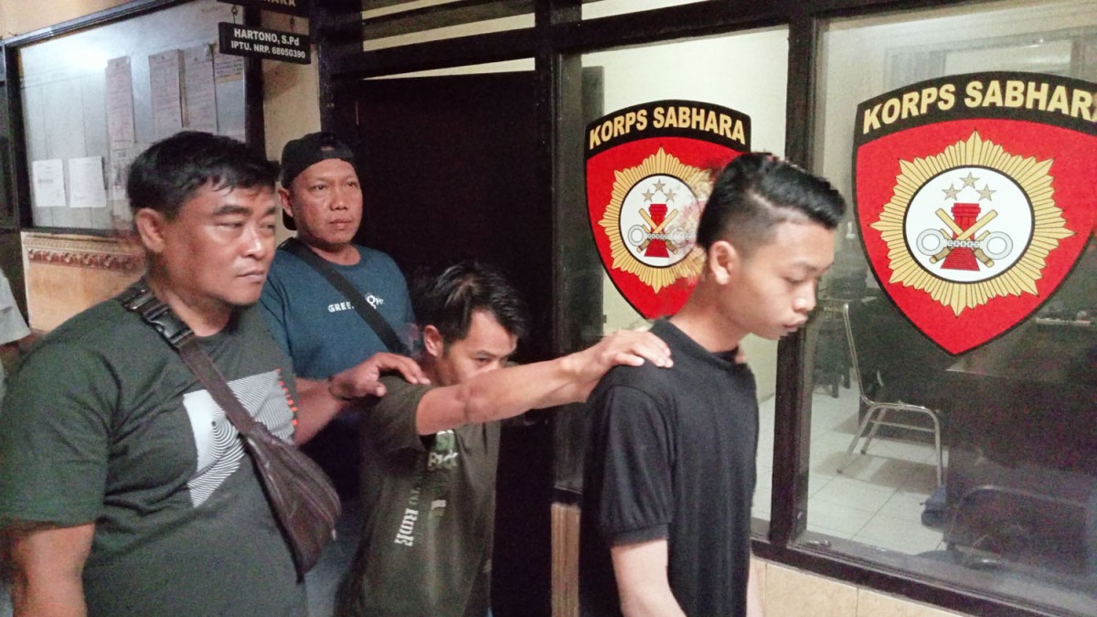 Dua pengedar pil koplo digiring anggota Unit Reskrim Polsek Gempol, Polres Pasuruan (Foto-foto: Moch Rois/jatimnow.com)