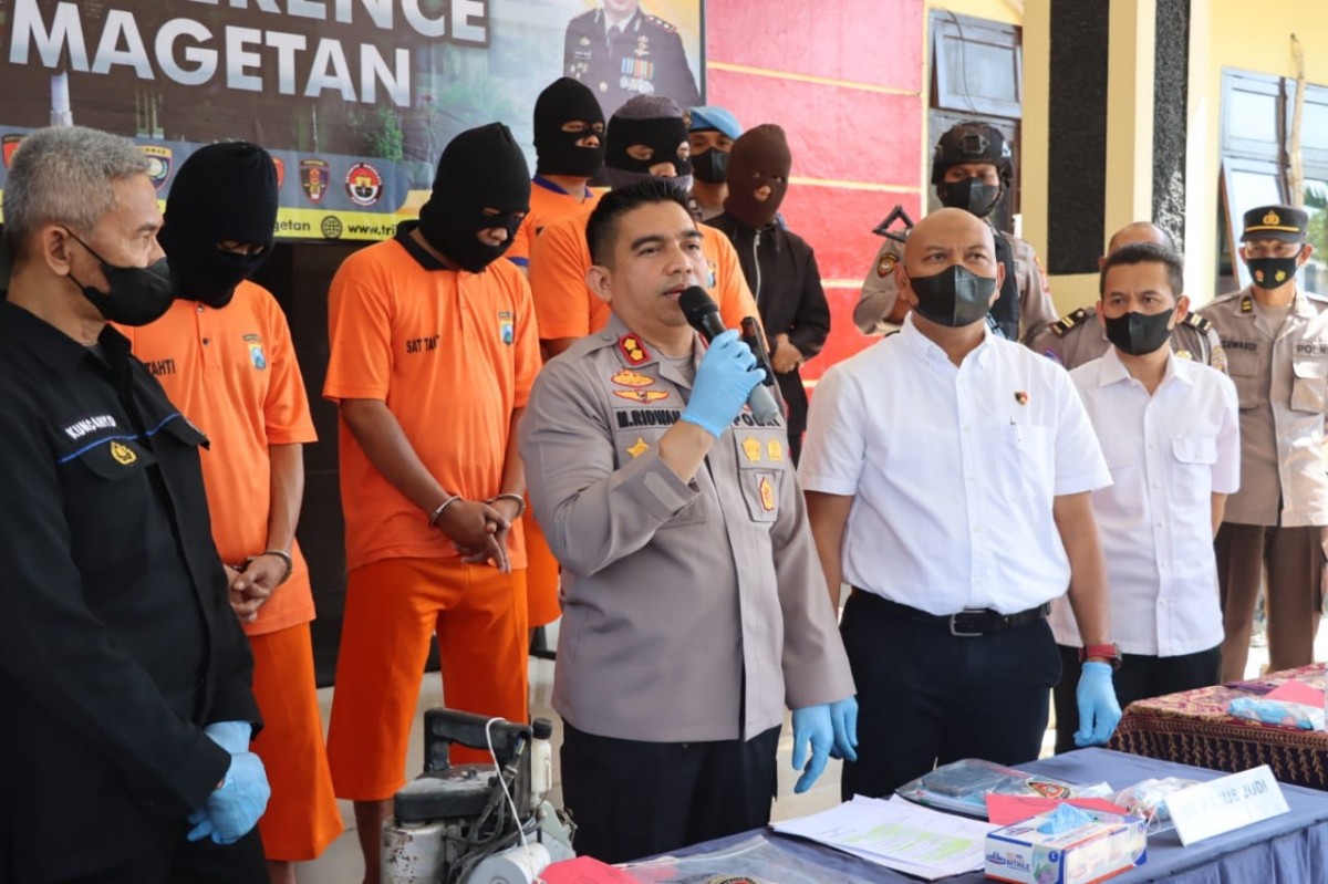 Pelaku pengedaran pupuk bersubsidi palsu.(Foto: Humas Polres Magetan/jatimnow.com)