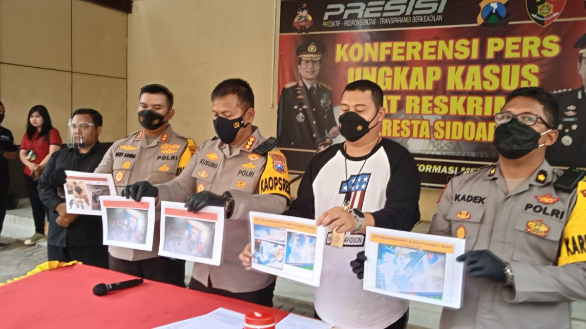 Kapolresta Sidoarjo dan Kasat Reskrim Polresta Sidoarjo saat menunjukkan tangkapan layar rekaman CCTV Indomaret (Foto: Zainul Fajar/jatimnow.com)