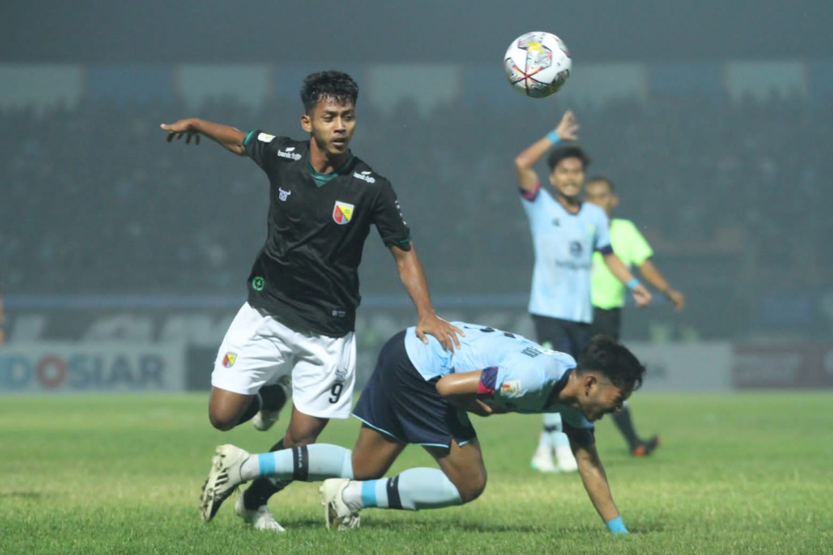 Bek Persela Lamongan, Wahyudi saat duel dengan pemain Persikab Bandung, Santoso A. (Foto: Sahlul Fahmi/jatimnow.com)