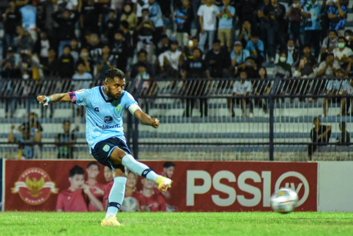 Laga antara Persela dan Gresik United di Stadion Surajaya, Lamongan, Sabtu (17/9/2022) malam.(Foto: Ahmad Muqodam for jatimnow.com)