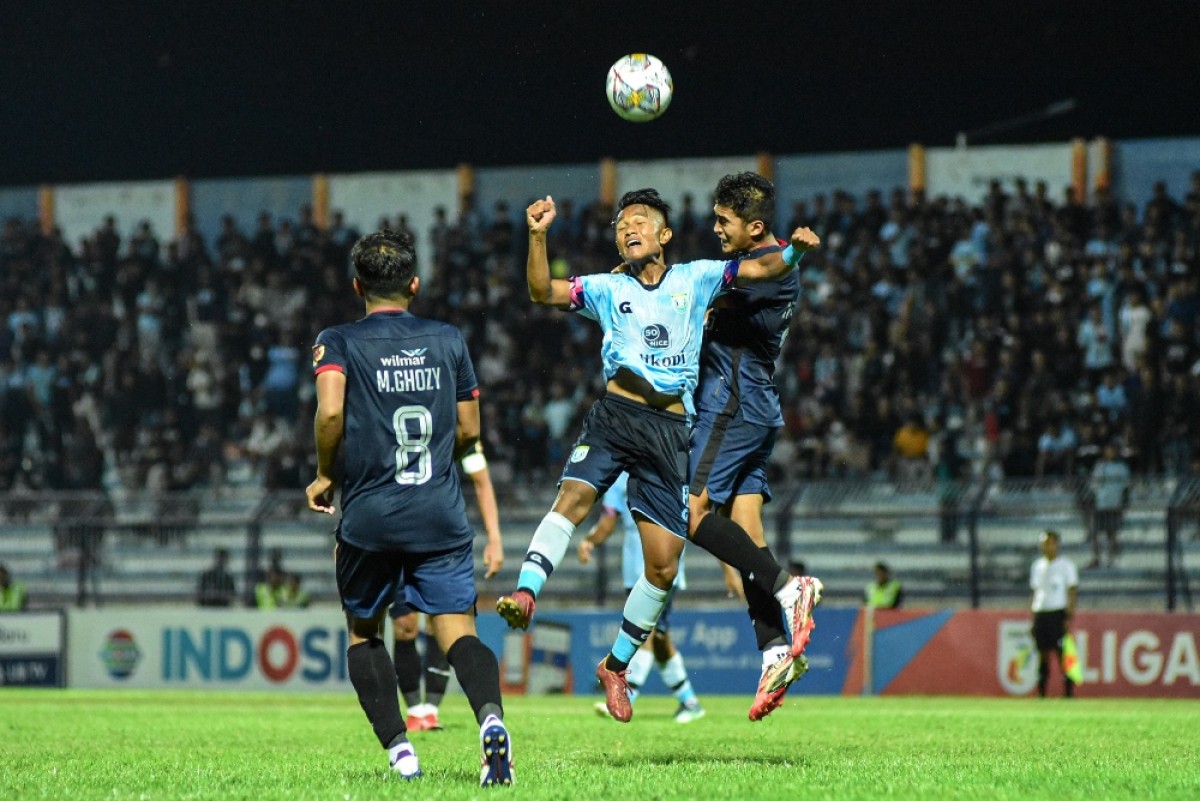 Laga antara Persela dan Gresik United di Stadion Surajaya, Lamongan, Sabtu (17/9/2022) malam.(Foto: Ahmad Muqodam)