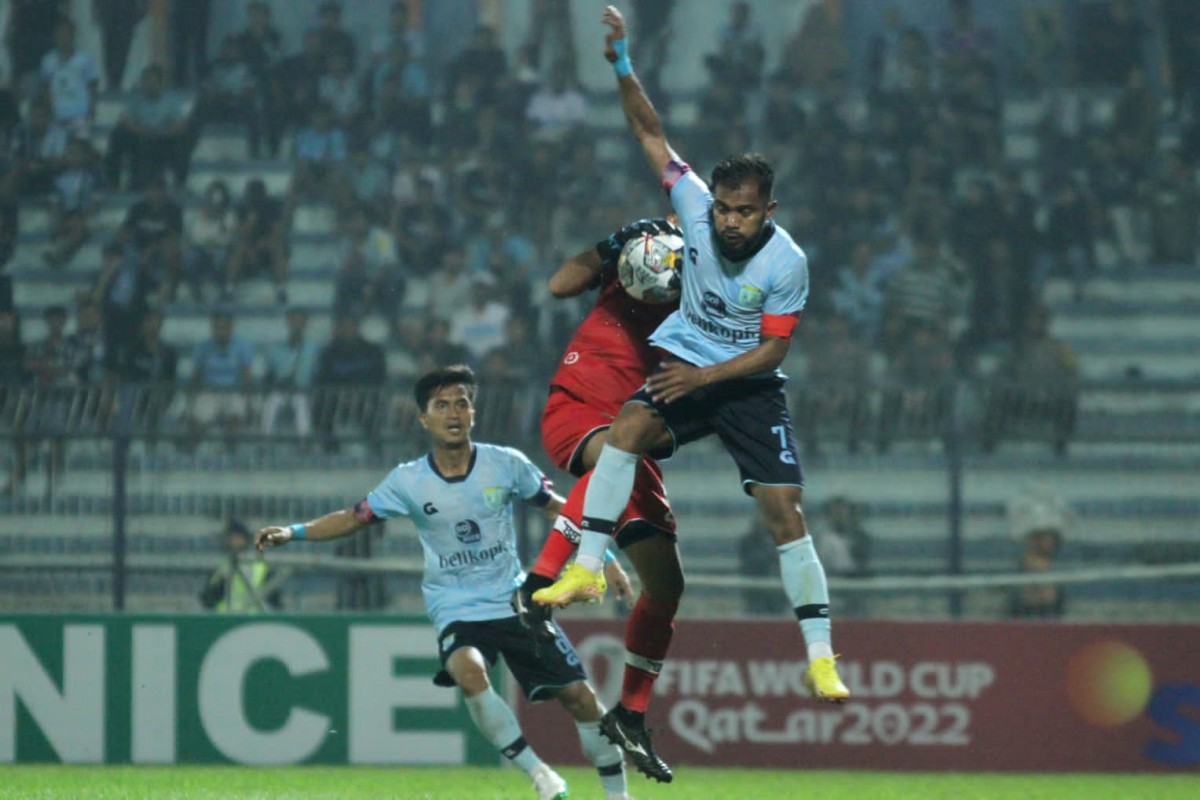 Striker Persela Lamongan, Zulham Zamrun saat duel udara dengan kiper Persikab Bandung, Eko S. (Foto: Sahlul Fahmi/jatimnow.com)