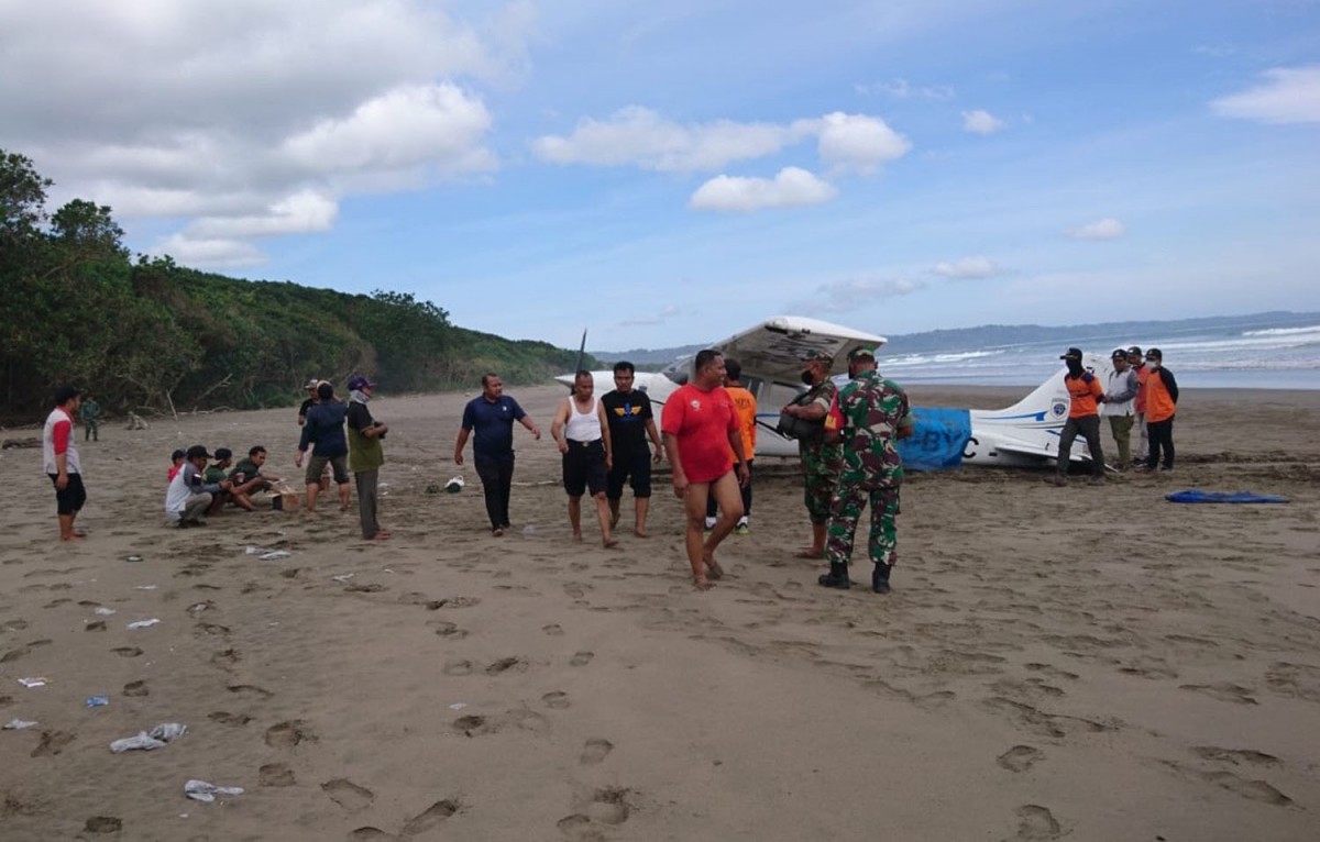 Pesawat latih yang mendarat darurat di Pantai Ngagelan Taman Nasional Alas Purwo, Banyuwangi (Foto: Polsek Tegaldlimo)