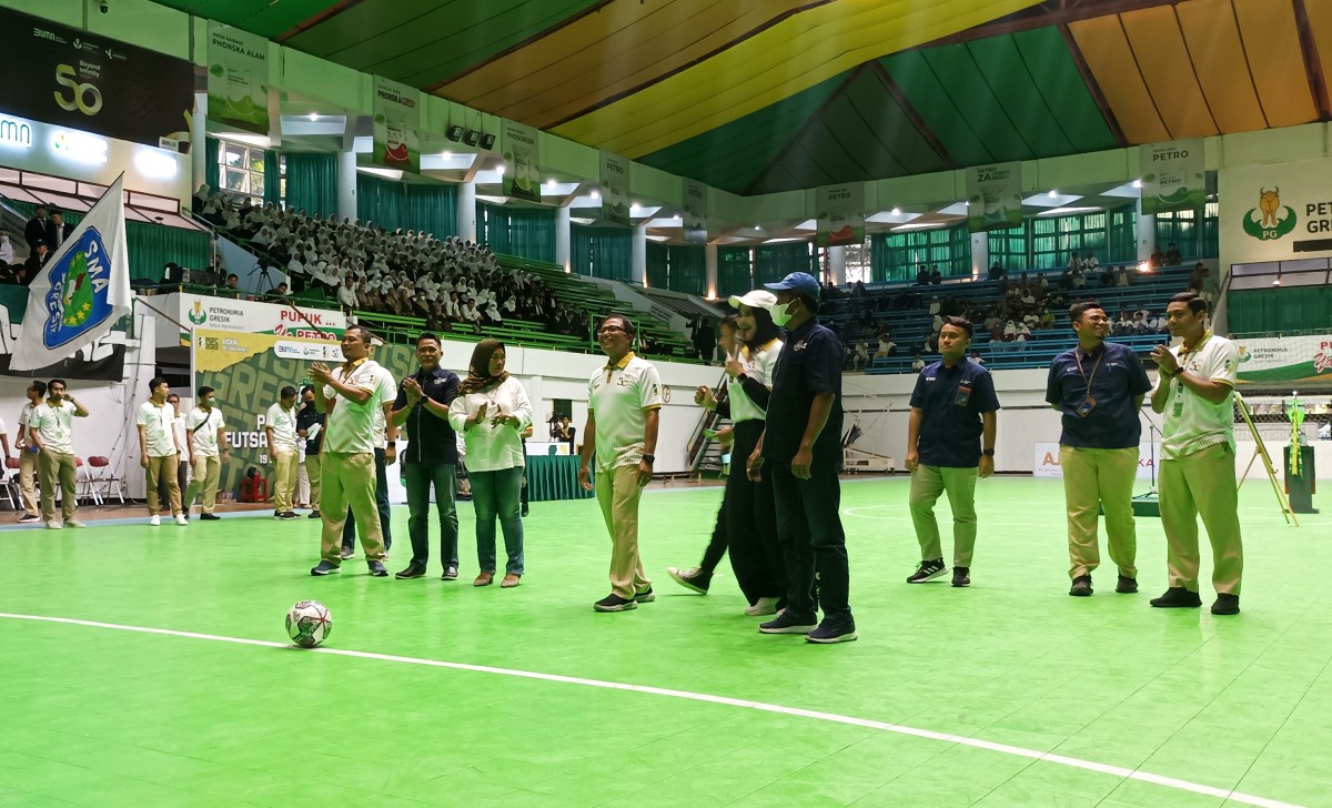 SEVP Operasi Petrokimia Gresik, I Ketut Rusnaya saat menendang penalti pembukaan PGFC. (Foto-foto: Sahlul Fahmi/jatimnow.com)