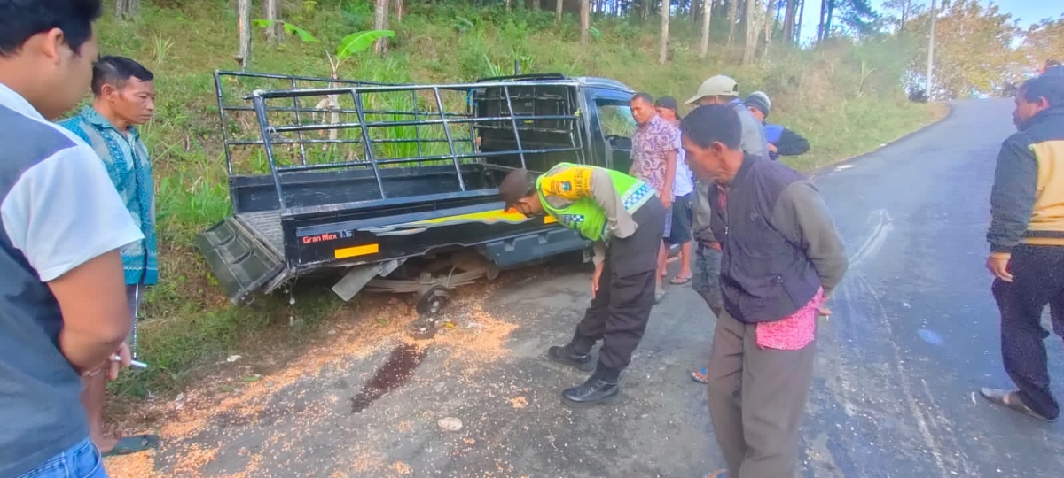 Mobil pikap terguling di di Desa/Kecamatan Slahung, Kabupaten Ponorogo.(Foto: Humas Polres Ponorogo)