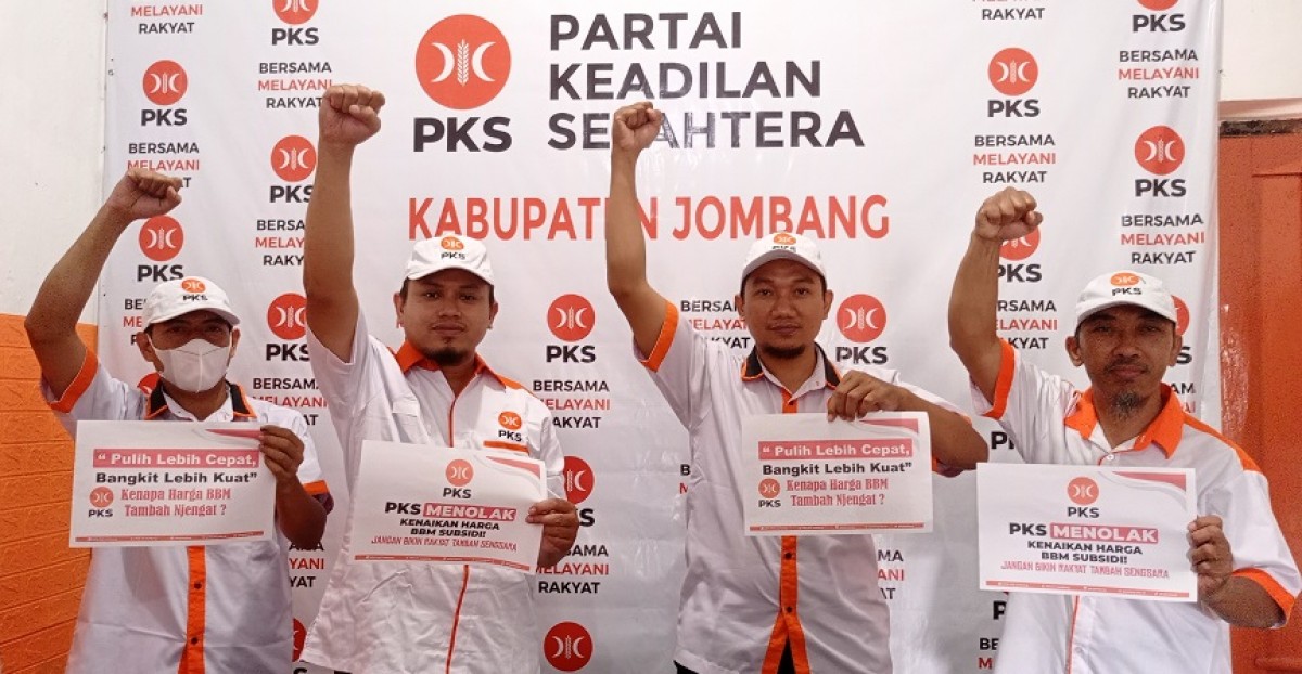 Perwakilan pengurus PKS Jombang saat menunjukkan aksi penolakan kenaikan harga BBM bersubsidi. (Foto: Elok Aprianto/jatimnow.com)