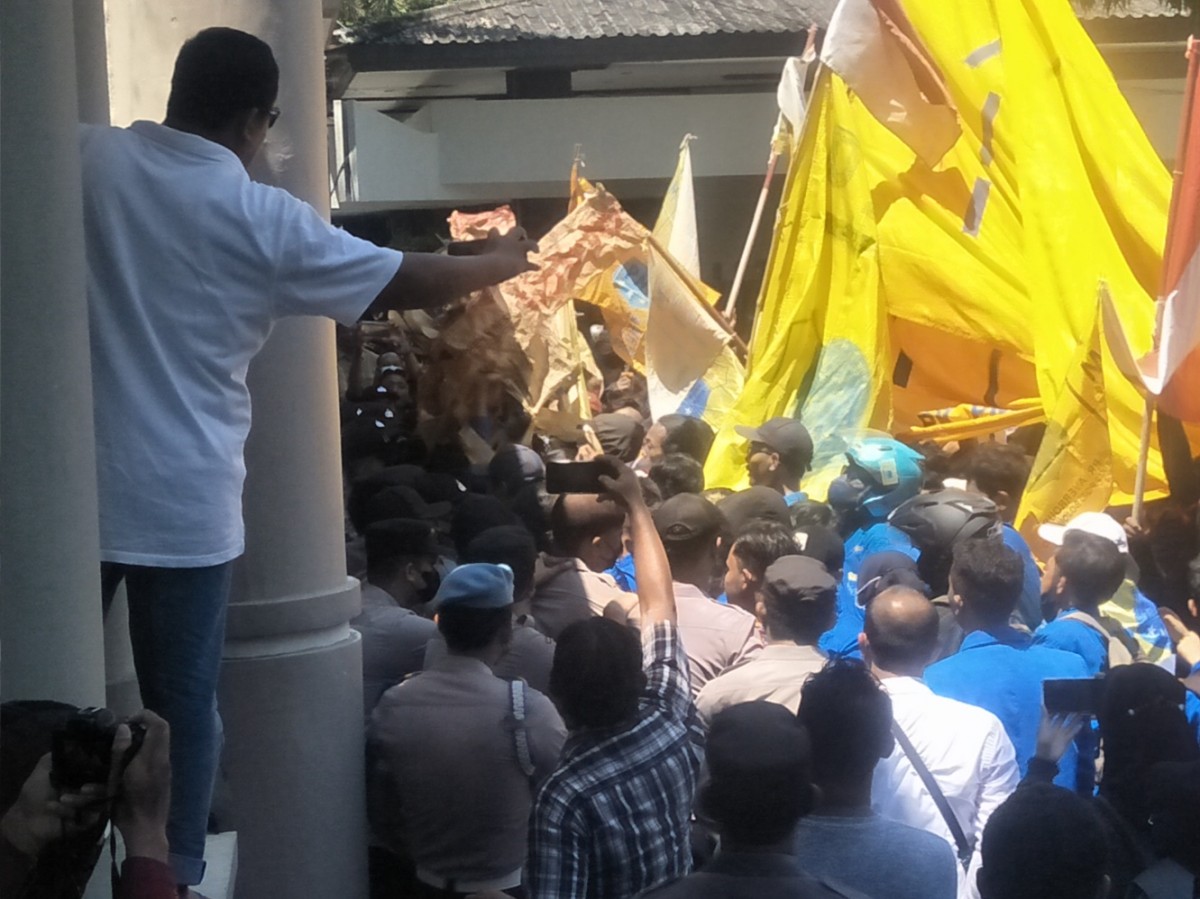 Unjuk Rasa Sempat Ricuh, Massa PMII Bojonegoro Akhirnya Temui Anggota Dewan