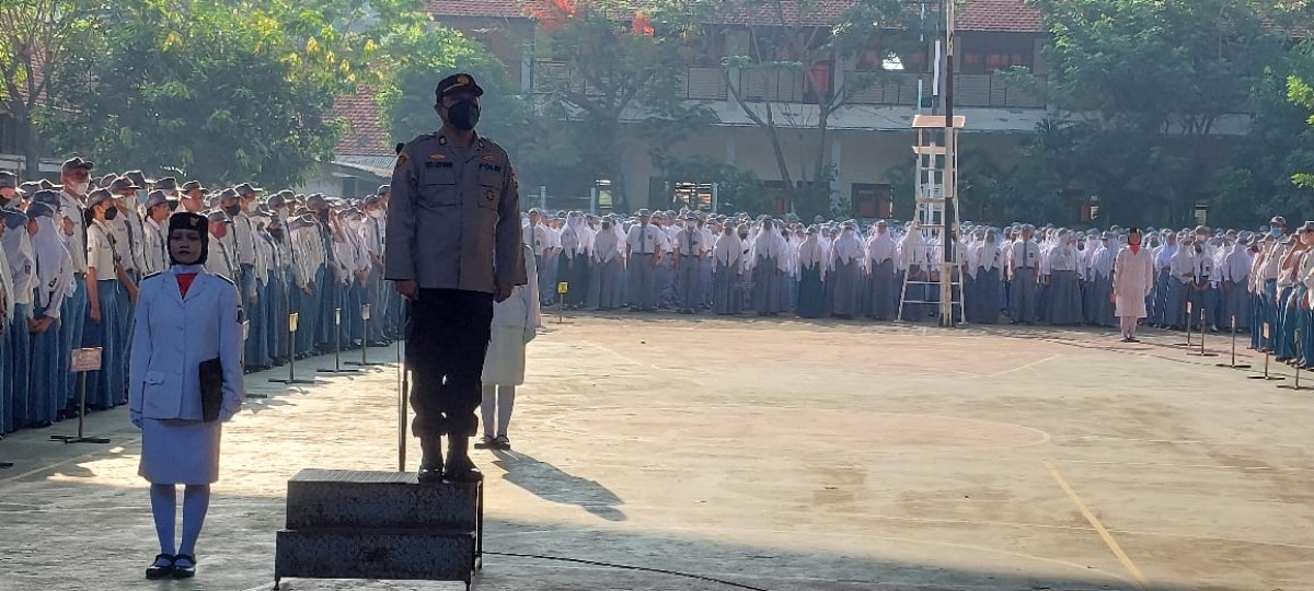 Iptu Eko Lukwantoro saat memimpin upacara di SMK Negeri 1 Surabaya. (Foto: Daniel for jatimnow.com)