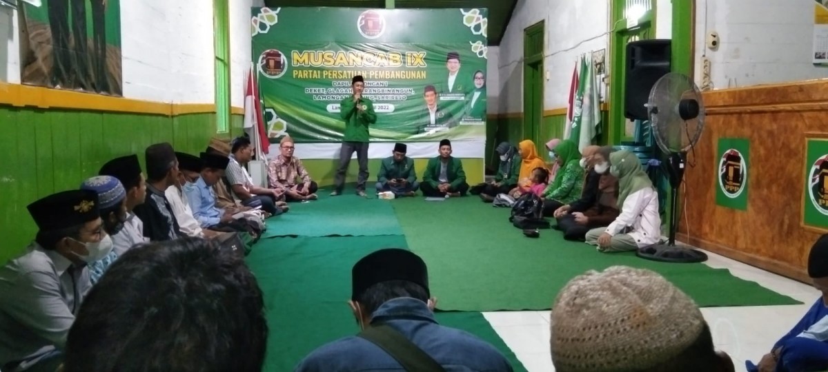 Ketua DPC PPP Lamongan, Zainal Arifin (Berdiri) saat menggelar rapat internal partai. (Foto: Adyad Ammy Iffansah/jatimnow.com)
