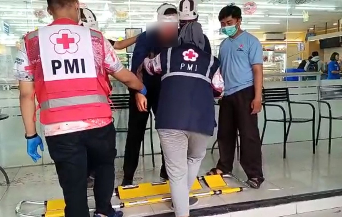 Korban pemukulan saat ditolong petigas PMI (Foto: Tangkapan layar video yang beredar di WhatsApp Grup)