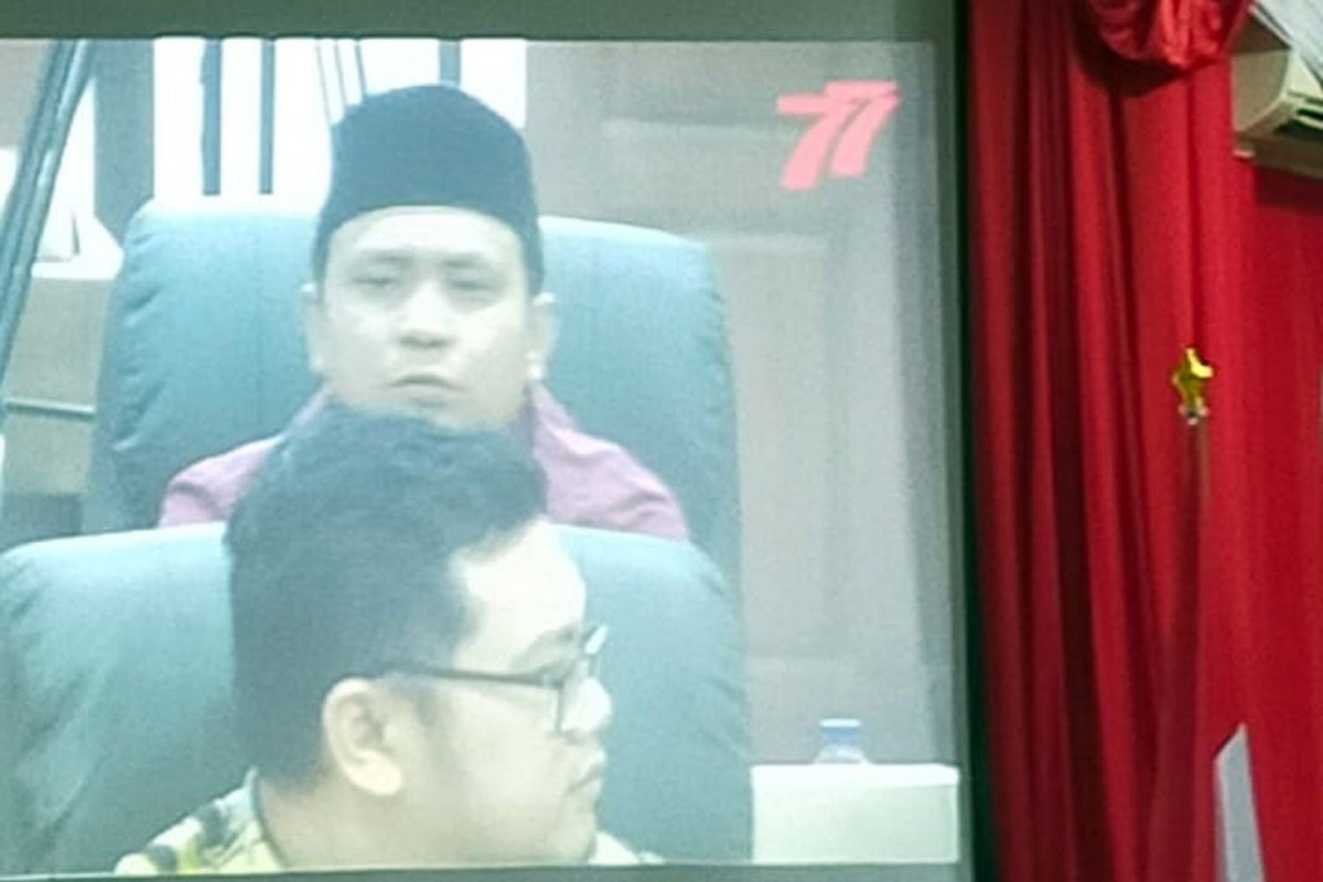 Anggota Banggar DPRD Bojonegoro, Khoirul Anam (berpeci), yang menyemprot TAPD (Foto-foto: Misbahul Munir/jatimnow.com)