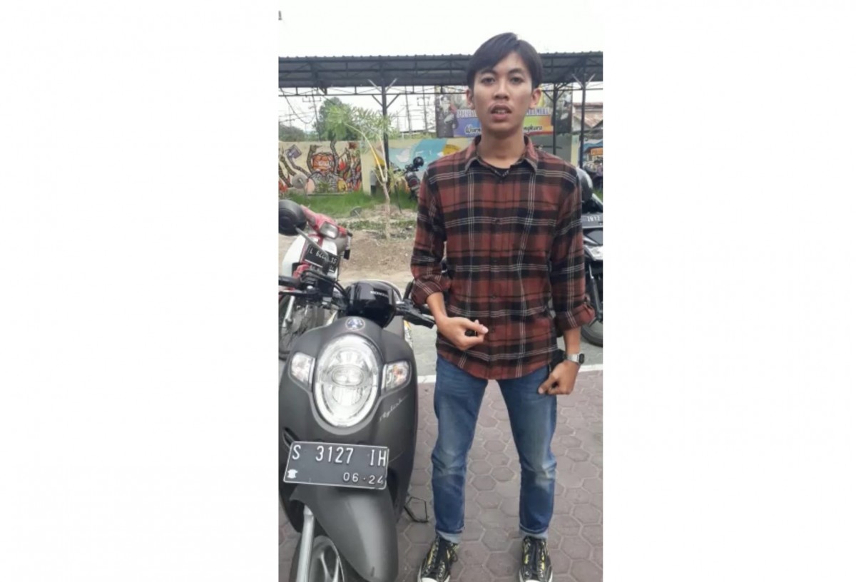 MR, remaja 18 tahun yang mengaku jadi korban gendam saat mengambil motornya di Polsek Sawahan.(Foto: Yana for jatimnow.com)