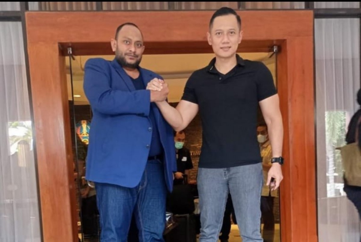 Sekretaris Demokrat Jatim Mohamad Reno Zulkarnaen bersama AHY (Foto: Demokrat Jatim/jatimnow.com)