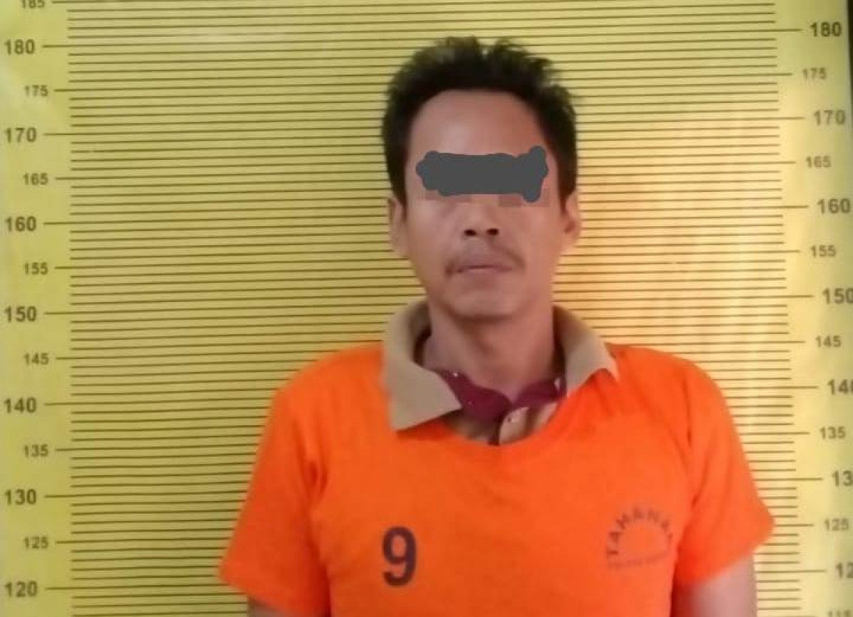 Residivis pencurian handphone di mal saat diamankan di Polsek Genteng bersama barang bukti.(Foto: Polsek Genteng/jatimnow.com)