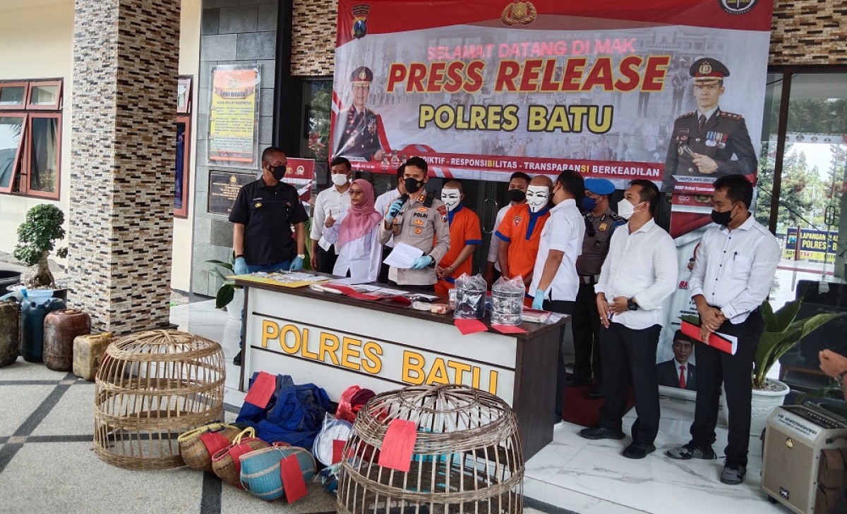 Rilis kasus perjudian di Mapolres Batu. (Foto: Galih Rakasiwi/jatimnow.com)